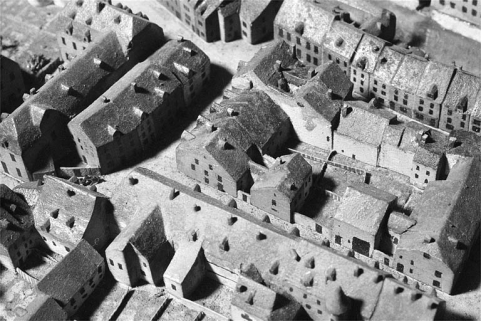 Ancienne maison d'angle située 10, rue du Général-Leclerc, 1823-1826. Extrait du plan-relief de 1823-1826, par R.G.I. Wild, échelle 1:1000 (conservé au Musée historique du Vieux Montbéliard). De gauche à droite se voient successivement les deux corp… © Région Bourgogne-Franche-Comté, Inventaire du patrimoine