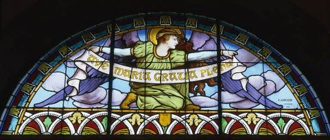 Baie 1 créée par A. Gorgeon en 1914 : grand ange à genoux tenant une banderole avec l'inscription AVE MARIA GRATIA PLENA. © Région Bourgogne-Franche-Comté, Inventaire du patrimoine
