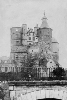 Vue du château après incendie de la Tour Rouge [Tour Frédéric], 1886. © Région Bourgogne-Franche-Comté, Inventaire du patrimoine