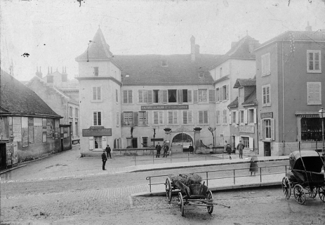 Ancienne façade de l'hôtel sur la place Albert-Thomas, entre 1903 et 1907. © Région Bourgogne-Franche-Comté, Inventaire du patrimoine Ancienne façade de l'hôtel sur la place Albert-Thomas, entre 1903 et 1907. © Région Bourgogne-Franche-Comté, Inventaire du patrimoine