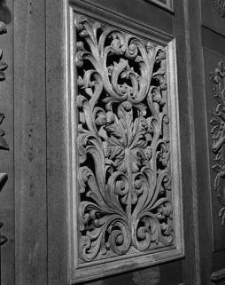 Partie basse du buffet, panneau sculpté vu de trois quarts gauche. © Région Bourgogne-Franche-Comté, Inventaire du patrimoine