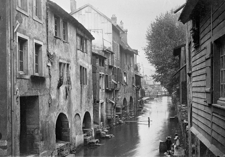 Canal de la Schliffe vu du pont des Etaux, fin 19e siècle. © Région Bourgogne-Franche-Comté, Inventaire du patrimoine Canal de la Schliffe vu du pont des Etaux, fin 19e siècle. © Région Bourgogne-Franche-Comté, Inventaire du patrimoine