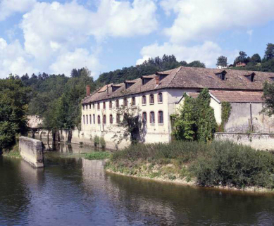 Vue de la façade et de la coursière. © Région Bourgogne-Franche-Comté, Inventaire du Patrimoine