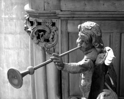 Détail des angelots de la petite tourelle de gauche. © Région Bourgogne-Franche-Comté, Inventaire du patrimoine