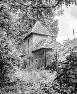 Le pigeonnier de la demeure vu de trois quarts droit. © Région Bourgogne-Franche-Comté, Inventaire du patrimoine