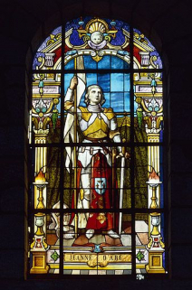 Sainte Jeanne d'Arc : baie 4 réalisée par l'atelier Vve J. Beyer et fils aîné à la fin du 19e siècle ou au début du 20e (grand personnage debout dans un encadrement d'architecture de style Renaissance). © Région Bourgogne-Franche-Comté, Inventaire du patrimoine