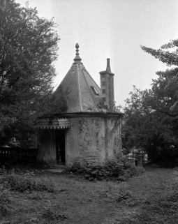 Vue rapprochée du pavillon de jardin (n° 1). © Région Bourgogne-Franche-Comté, Inventaire du patrimoine