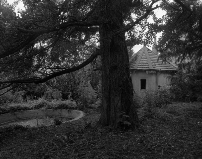 Vue d'ensemble du pavillon (n° 2) et du bassin oval. © Région Bourgogne-Franche-Comté, Inventaire du patrimoine