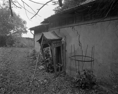 Edicule abritant l'entrée latérale gauche du pavillon de jardin (n° 3). © Région Bourgogne-Franche-Comté, Inventaire du patrimoine