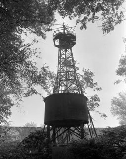 Vue rapprochée du château d'eau et de l'éolienne. © Région Bourgogne-Franche-Comté, Inventaire du patrimoine