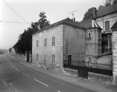 Vue d'ensemble depuis la rue de trois quarts droit. © Région Bourgogne-Franche-Comté, Inventaire du patrimoine