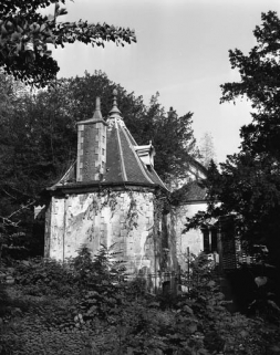 Vue d'ensemble du pavillon de jardin (n° 1) depuis la terrasse. © Région Bourgogne-Franche-Comté, Inventaire du patrimoine