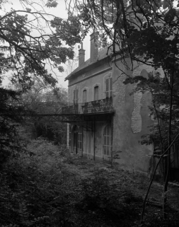 Vue de l'élévation postérieure et de la passerelle conduisant au jardin. © Région Bourgogne-Franche-Comté, Inventaire du patrimoine
