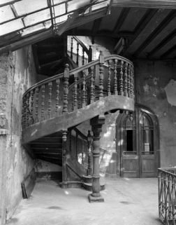 Vue de l'escalier conduisant aux chambres et de la porte ouvrant sur la salle de billard. © Région Bourgogne-Franche-Comté, Inventaire du patrimoine