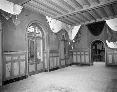 Vue de la salle de billard et de la porte ouvrant sur le palier du 1er étage. © Région Bourgogne-Franche-Comté, Inventaire du patrimoine