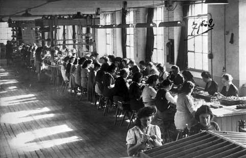 Atelier de montage des réveils. © Région Bourgogne-Franche-Comté, Inventaire du patrimoine