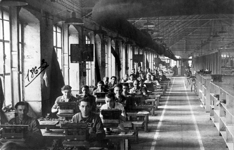 Atelier de montage des machines à écrire "Standard" et "Portatives". © Région Bourgogne-Franche-Comté, Inventaire du patrimoine