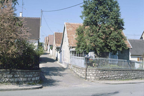 Alignement de maisons rue des Mélèzes en 1986. © Région Bourgogne-Franche-Comté, Inventaire du patrimoine