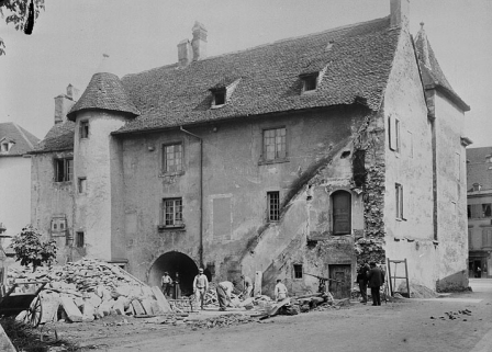 Façade sur cour du corps de bâtiment principal de l'ancien hôtel (après démolition des galeries de liaison et du corps de bâtiment sur cour), avant 1907. © Région Bourgogne-Franche-Comté, Inventaire du patrimoine Façade sur cour du corps de bâtiment principal de l'ancien hôtel (après démolition des galeries de liaison et du corps de bâtiment sur cour), avant 1907. © Région Bourgogne-Franche-Comté, Inventaire du patrimoine
