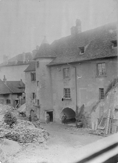 Façade sur cour du corps de bâtiment principal de l'ancien hôtel (après démolition des galeries de liaison et du corps de bâtiment sur cour), avant 1907. © Région Bourgogne-Franche-Comté, Inventaire du patrimoine Façade sur cour du corps de bâtiment principal de l'ancien hôtel (après démolition des galeries de liaison et du corps de bâtiment sur cour), avant 1907. © Région Bourgogne-Franche-Comté, Inventaire du patrimoine