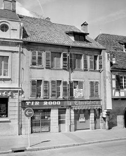 Maisons 27 et 29, place Saint-Martin. Première moitié 19e siècle. Mur mitoyen, 15e et 16e siècles. © Région Bourgogne-Franche-Comté, Inventaire du patrimoine