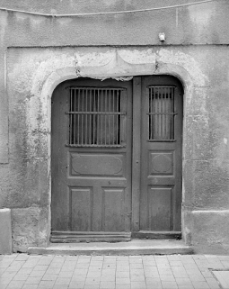 Porte de la cave ouvrant sur la rue Saint-Martin. © Région Bourgogne-Franche-Comté, Inventaire du patrimoine Porte de la cave ouvrant sur la rue Saint-Martin. © Région Bourgogne-Franche-Comté, Inventaire du patrimoine