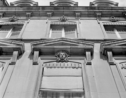 Immeuble 3bis, rue de la Sous-Préfecture. Détail de la façade sur rue. 1875. © Région Bourgogne-Franche-Comté, Inventaire du patrimoine