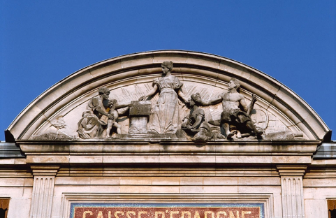 Banque. Façade principale, fronton. © Région Bourgogne-Franche-Comté, Inventaire du patrimoine