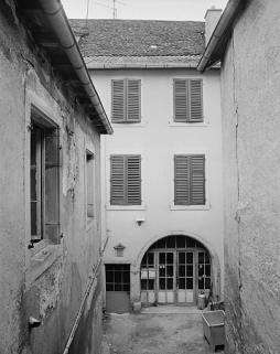 Cour et corps de bâtiment principal. © Région Bourgogne-Franche-Comté, Inventaire du patrimoine Cour et corps de bâtiment principal. © Région Bourgogne-Franche-Comté, Inventaire du patrimoine