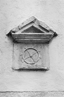 Blason. Il surmonte la porte piétonne de la façade sur cour du corps de bâtiment principal. © Région Bourgogne-Franche-Comté, Inventaire du patrimoine Blason. Il surmonte la porte piétonne de la façade sur cour du corps de bâtiment principal. © Région Bourgogne-Franche-Comté, Inventaire du patrimoine