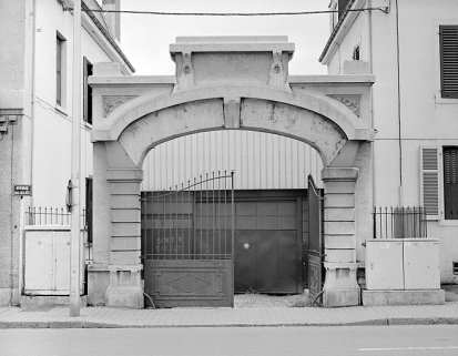 Maison 17, avenue des Alliés. Portail. Début 20e siècle. © Région Bourgogne-Franche-Comté, Inventaire du patrimoine