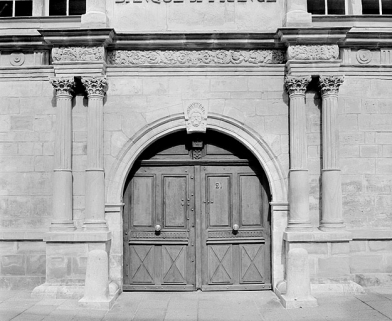 Façade sur la place, portail. © Région Bourgogne-Franche-Comté, Inventaire du patrimoine