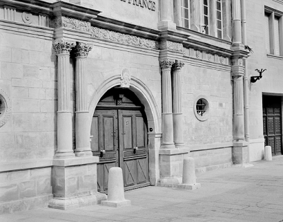 Façade sur la place, rez-de-chaussée. © Région Bourgogne-Franche-Comté, Inventaire du patrimoine