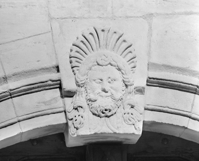 Façade sur la place, clef de l'arc du portail. © Région Bourgogne-Franche-Comté, Inventaire du patrimoine