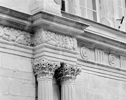 Façade sur la place, détail de l'ordre du portail. © Région Bourgogne-Franche-Comté, Inventaire du patrimoine
