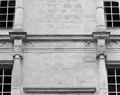 Façade sur la place, premier étage, détail de l'ordre ionique de la travée centrale. © Région Bourgogne-Franche-Comté, Inventaire du patrimoine