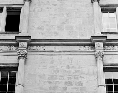 Façade sur la place, deuxième étage, détail de l'ordre corinthien de la travée centrale. © Région Bourgogne-Franche-Comté, Inventaire du patrimoine