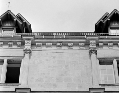 Façade sur la place, troisième étage, détail de l'ordre composite de la travée centrale. © Région Bourgogne-Franche-Comté, Inventaire du patrimoine