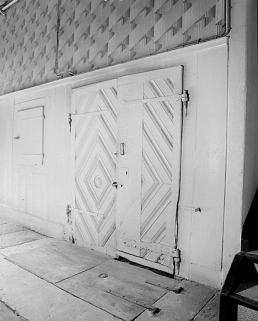 Porte de la cave dans l'allée. © Région Bourgogne-Franche-Comté, Inventaire du patrimoine