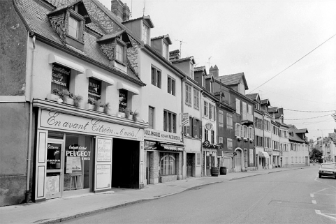Partie septentrionale de la rue Georges-Clémenceau. © Région Bourgogne-Franche-Comté, Inventaire du patrimoine Partie septentrionale de la rue Georges-Clémenceau. © Région Bourgogne-Franche-Comté, Inventaire du patrimoine