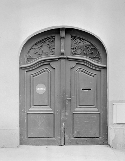 Maison 25, place Saint-Martin. Portail de la façade principale remonté rue Georges-Clémenceau. 18e siècle. © Région Bourgogne-Franche-Comté, Inventaire du patrimoine