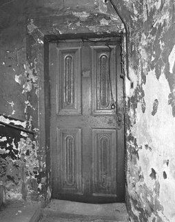 Porte du premier étage dans la tour d'escalier. © Région Bourgogne-Franche-Comté, Inventaire du patrimoine