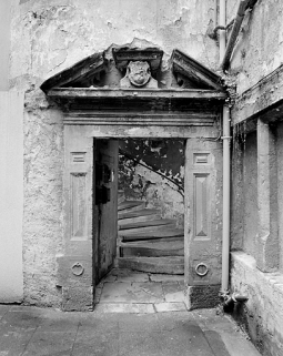 Porte de la tour d'escalier. © Région Bourgogne-Franche-Comté, Inventaire du patrimoine