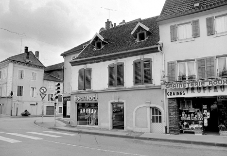 Façade sur la place Francisco-Ferrer. © Région Bourgogne-Franche-Comté, Inventaire du patrimoine