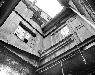 Cour. À gauche, cage d'escalier accolée au premier corps de bâtiment ; à droite, galerie de liaison. © Région Bourgogne-Franche-Comté, Inventaire du patrimoine