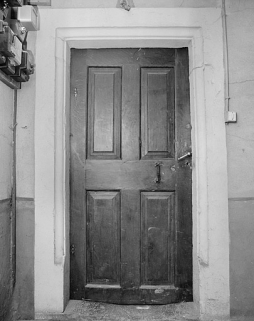 Porte donnant sur la galerie de liaison au premier étage du corps sur rue. © Région Bourgogne-Franche-Comté, Inventaire du patrimoine Porte donnant sur la galerie de liaison au premier étage du corps sur rue. © Région Bourgogne-Franche-Comté, Inventaire du patrimoine