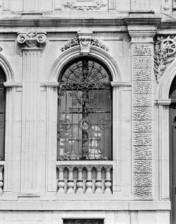 Banque. Façade principale, fenêtre du rez-de-chaussée. © Région Bourgogne-Franche-Comté, Inventaire du patrimoine