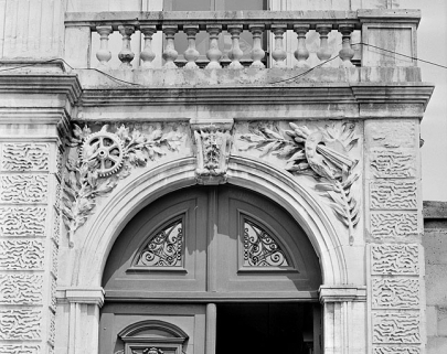 Banque. Façade principale, détail de la porte bâtarde. © Région Bourgogne-Franche-Comté, Inventaire du patrimoine