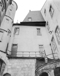Cour de l'Ours. Coursière reliant la tour Henriette au corps de bâtiment principal. © Région Bourgogne-Franche-Comté, Inventaire du patrimoine
