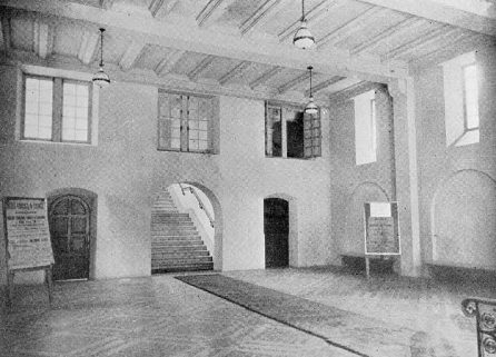 Hall d'entrée de la banque [correspondant au rez-de-chaussée et au premier étage de l'ancienne maison], 1934. © Région Bourgogne-Franche-Comté, Inventaire du patrimoine